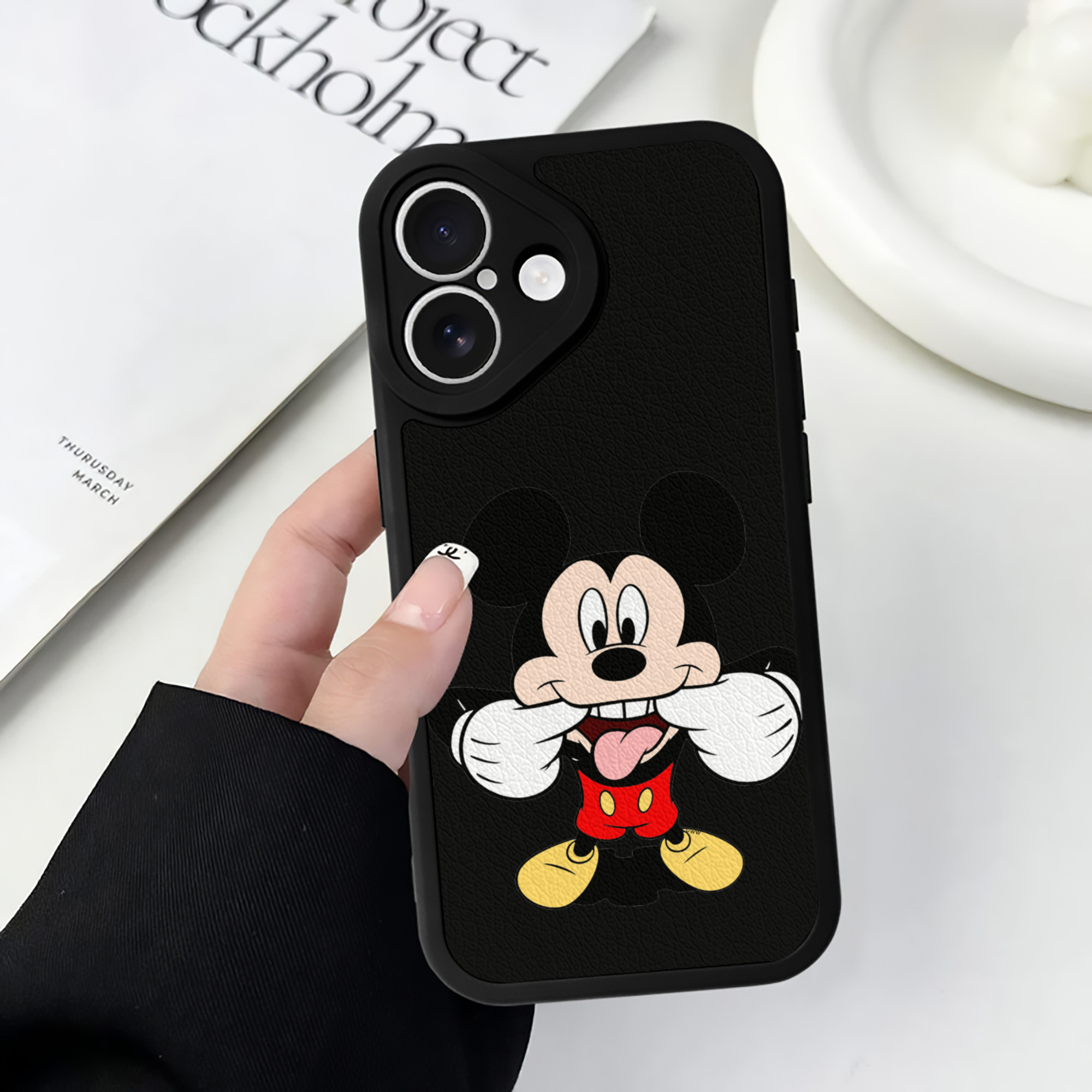 （画像用） ミッキーマウス Mickey Mouse 【iPhone 16シリーズ対応】シリコンスマホケース（レザー調） 材質：シリコン